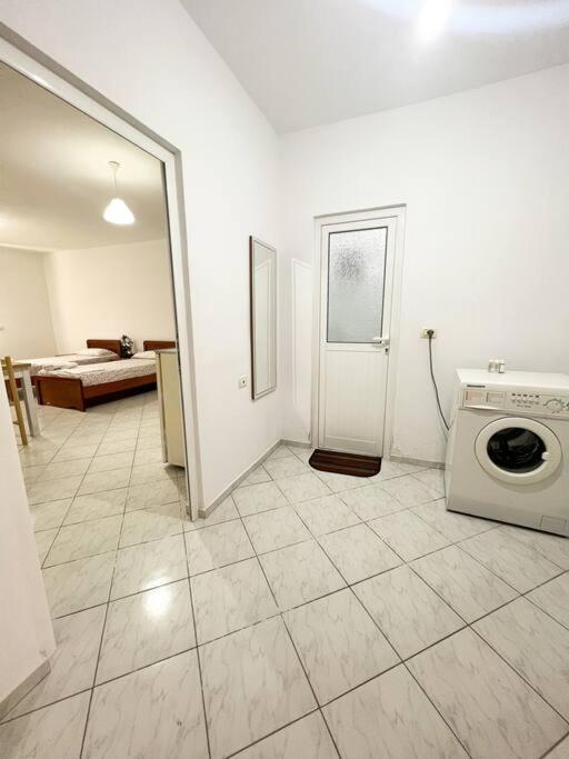 Garden Apt-2 Apartment *